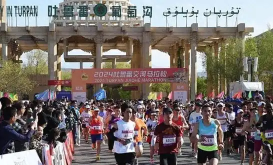 2024吐鲁番交河马拉松比赛激情开跑,年龄最大的选手已经73岁高龄|半程