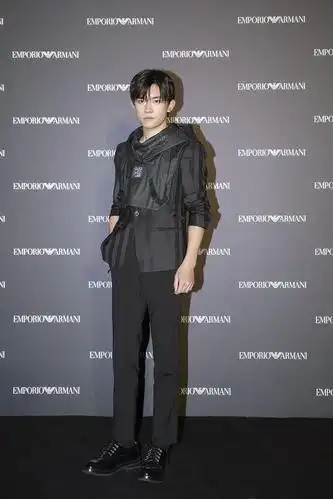 易烊千玺拍时尚写真彰显绅士沉稳 穿暗纹西装演绎摩登时尚