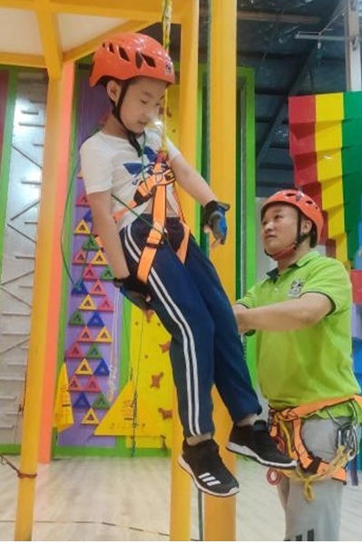 女生喜欢双指探洞吗室内探洞综合攀登飞拉达