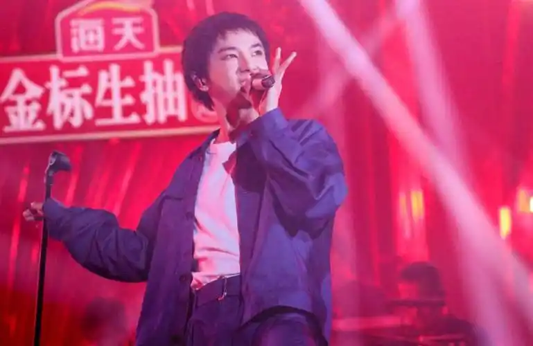 华晨宇参赛节目歌手当众神来袭他一首寒鸦少年夺得第一