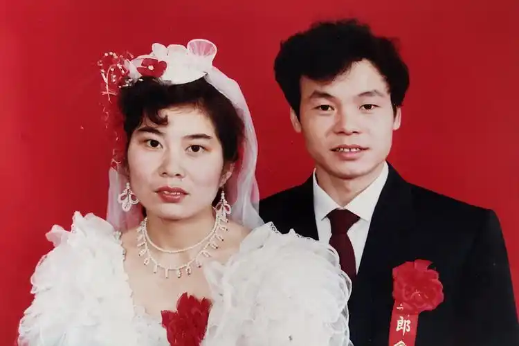 1990年10月1日,我们结婚了,在二七路人民公园东门对面—郑州市彩扩