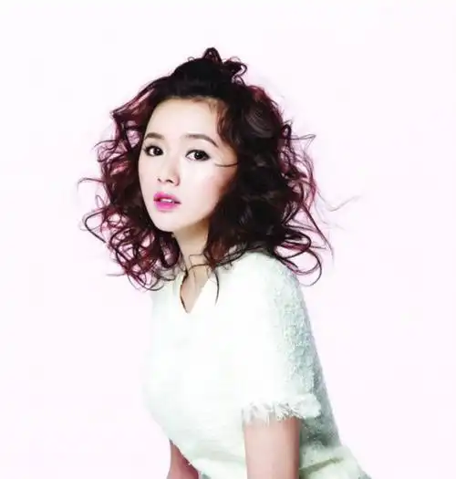 江铠同为某时尚杂志拍摄一组时尚大片,纯美清澈的气质一览无遗,尽显