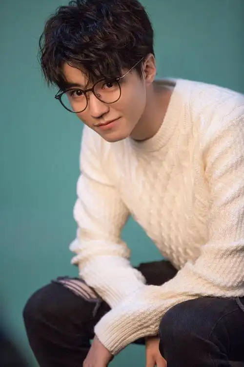 王俊凯好适合戴眼镜哦