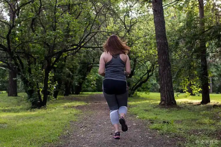 超重_女人_背影_跑_减肥_公园_概念_图片大全—全景创意图库(quanjing