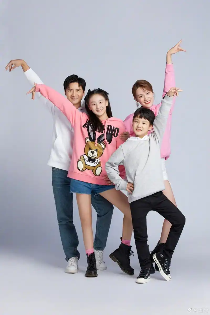 田亮晒一家四口全家福解锁跨年新姿势,王一博西装尽显绅士风范