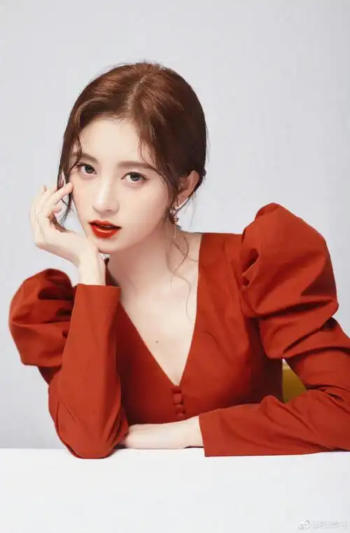 鞠婧祎淡妆黑长直