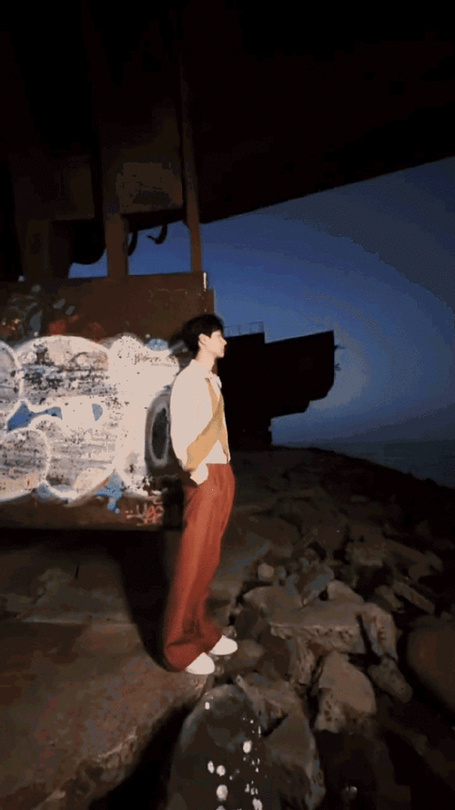 王一博##王一博香槟色飘带上衣##王一博走路背影