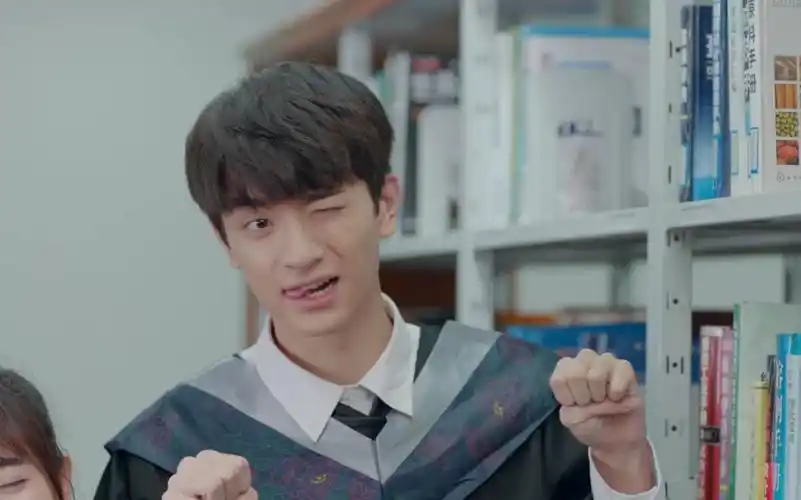 小时光 高冷学霸顾未易与女友拍毕业照 姿势完全copy末末 傅沛都拍不