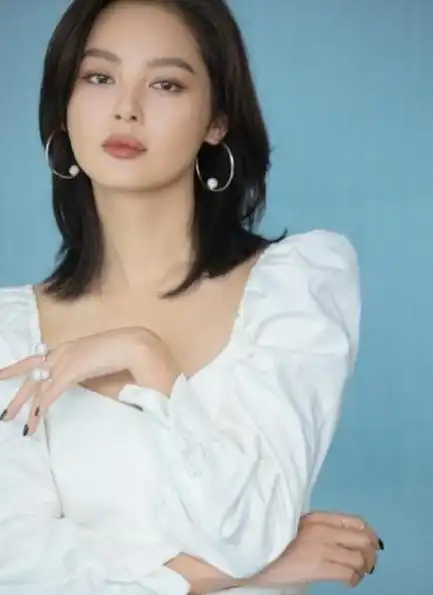 性感尤物辛芷蕾性感的不止厚嘴唇身材更是让人羡慕