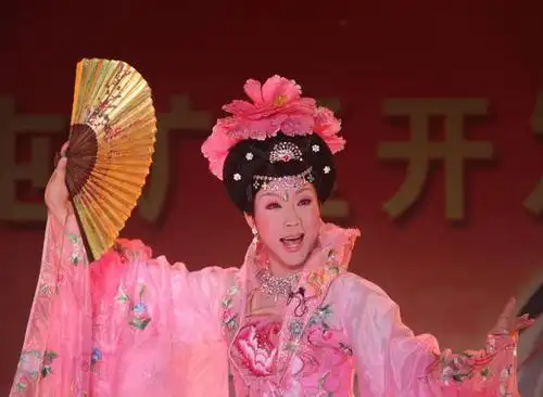 李玉刚近照,靠反串一炮而红,孝顺父母女儿很惊艳,现在热衷公益