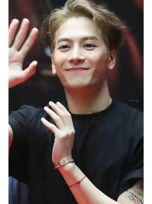 谁教王嘉尔这么穿的##以为王嘉尔出新歌了