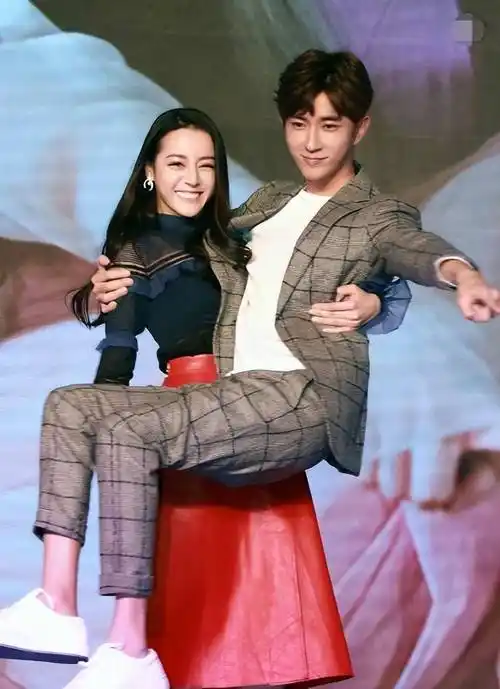 他与乔欣拍摄影视剧时,抱不起来乔欣,明明是自己太虚弱,他硬要怪乔欣