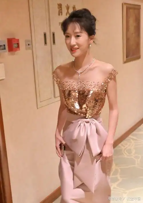 拥147亿的豪门阔太李念,34岁依然身材火辣,穿粉色礼服美似少女