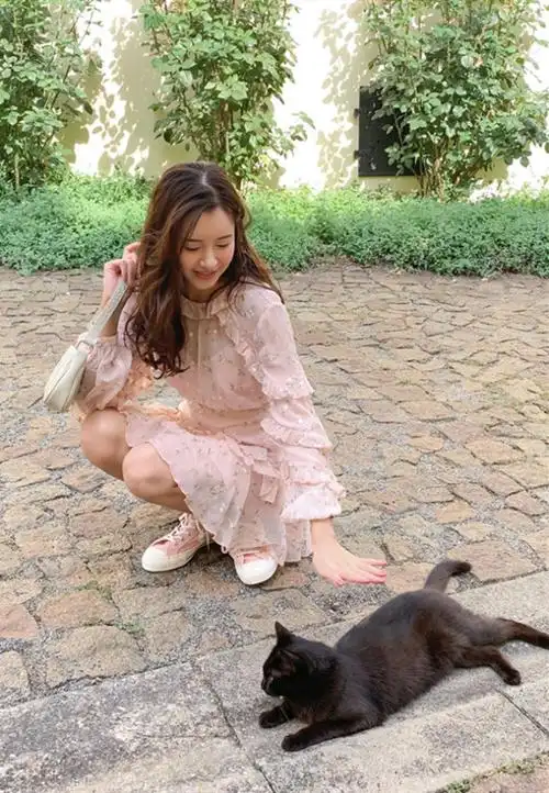 张子萱穿死亡芭比裙嫩回18岁大秀少女腿