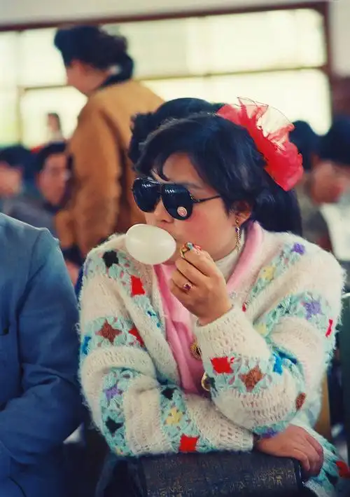 20世纪90年代,浙江嘉兴汽车站,穿马海毛,吹泡泡糖的女青年.