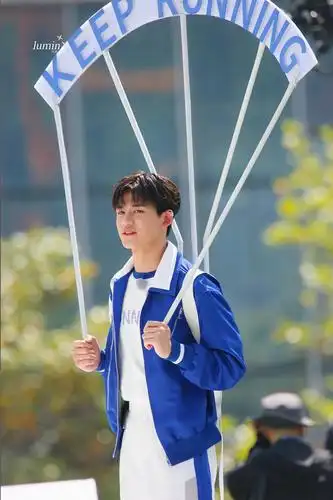 黄旭熙奔跑吧湖洲路透小目标100楼有新图评论区补充