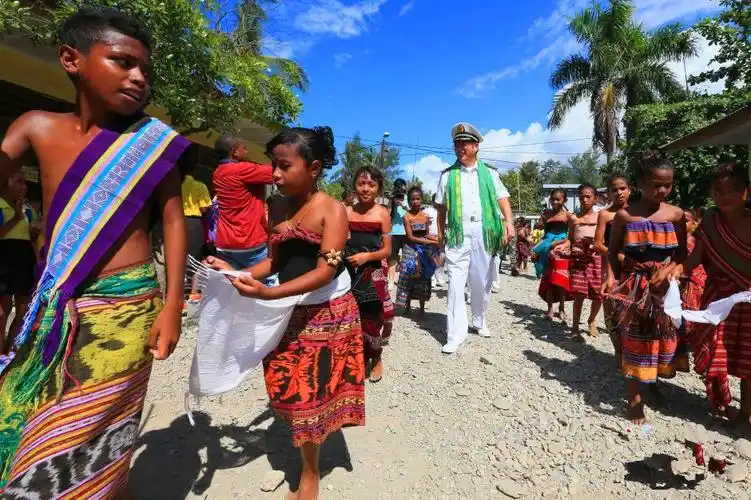 东帝汶人属于棕色人种,但当地男女都喜欢皮肤白皙的,女性很爱打扮自己