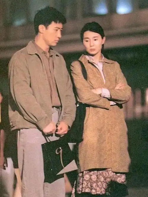 《甜蜜蜜》是一部备受赞誉的华语爱情片,其豆瓣评分高达8.9分.