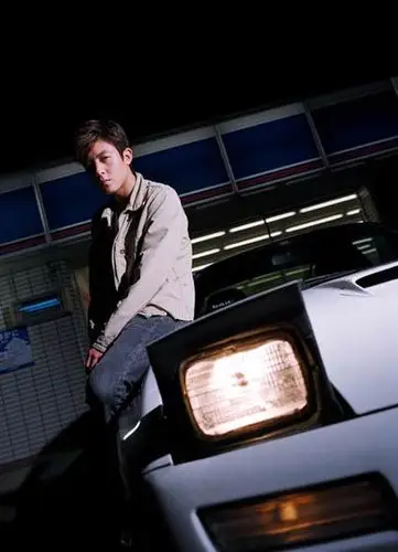 求陈冠希在头文字d里下面两张图的高清大图