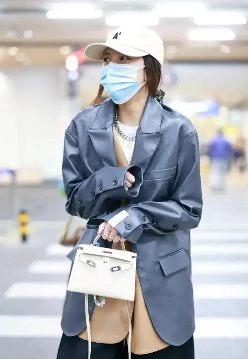 宋妍霏机场秀,皮衣西装看着好休闲舒适,手提包包看着好飒