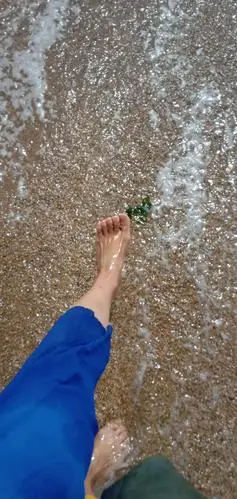 赤脚在沙滩漫步,海浪哗哗笑着不断亲吻自己的脚丫,凉爽舒服!