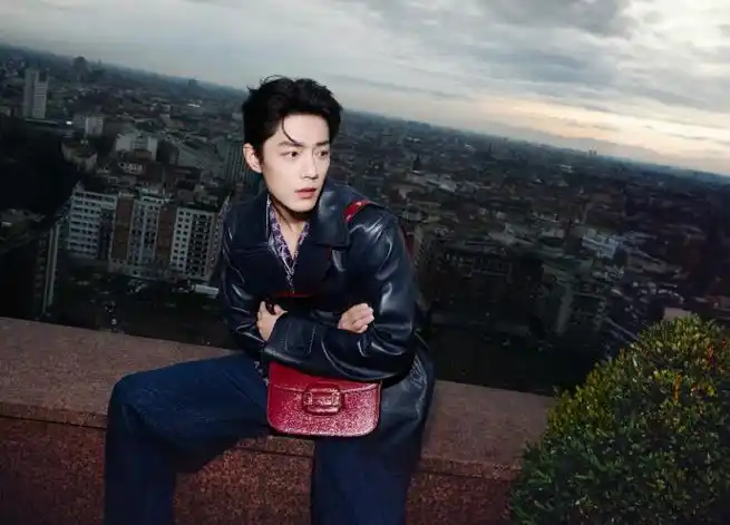 肖战上身horsebit 1955系列手袋,游走在时尚圣地米兰街道,尽显