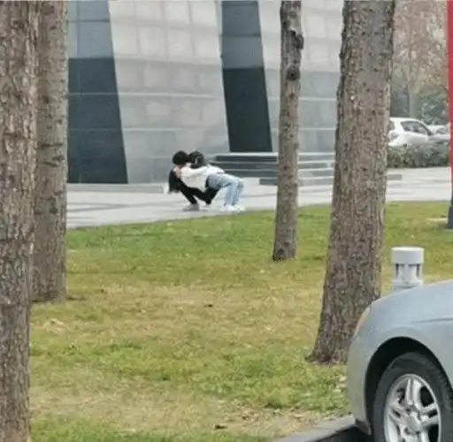 情侣高难度姿势秀恩爱,这谁受得了啊,哈哈哈