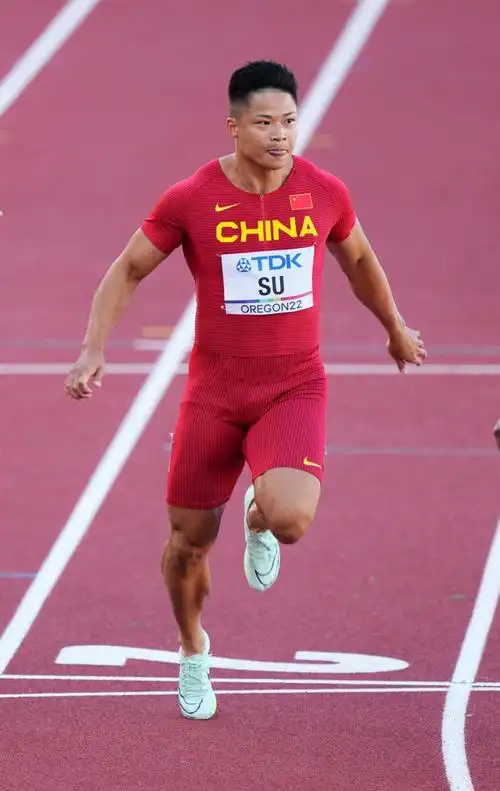 苏炳添起跑阶段不错,但进入后半程,苏炳添的速度掉了下来,明显跟不上