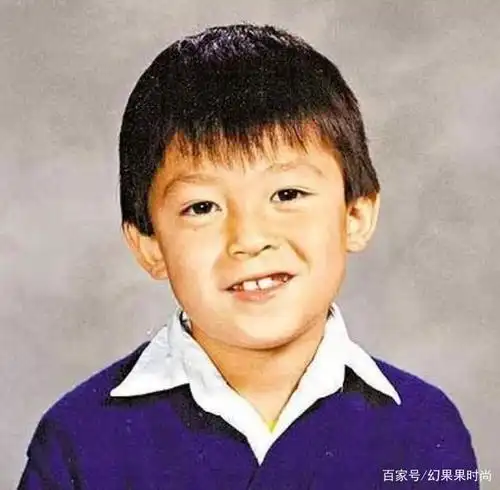 陈冠希从小到大就是像有混血儿的外国人样,所以小时候就很有小男孩的