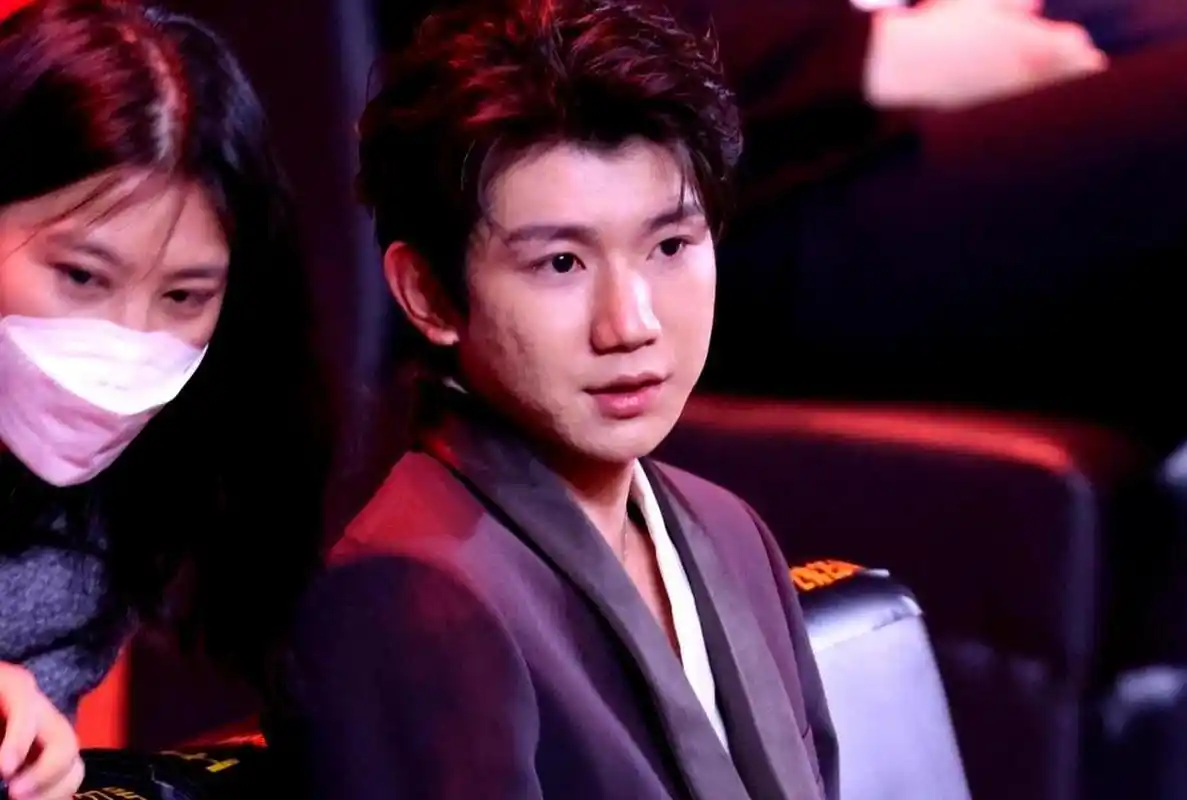 王源的五官非常出色,但他的皮肤状况可能因为工作过度劳累,需要调整作