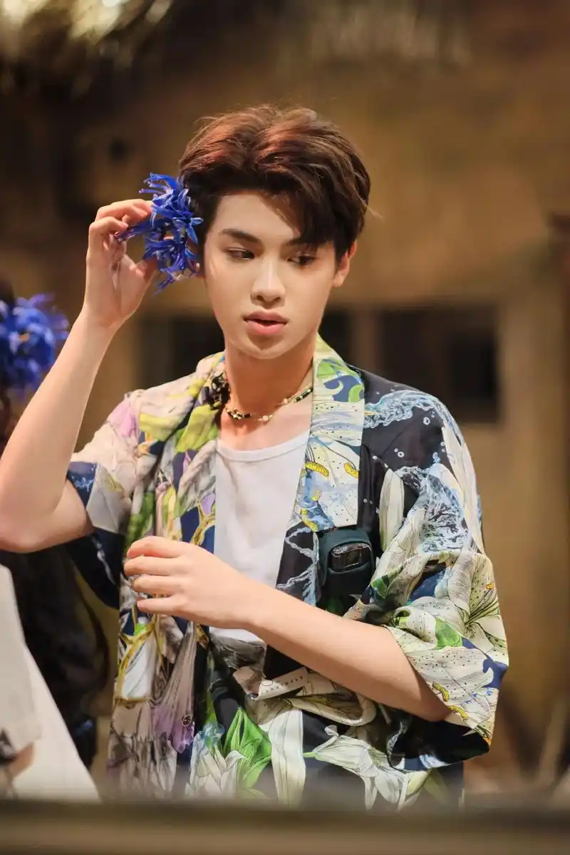 密室大逃脱陶寨风云 (下)#黄明昊 剧照!手绑弹力带靠在墙 - 抖音