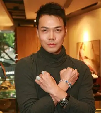 "古惑仔"谢天华妻子为爱高龄产子发胖变丑,老公谢天华不离不弃