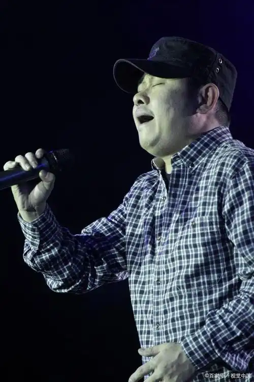 豪宅内,刀郎轻柔深沉的声音回荡,唤起回忆,他演唱着那首曾让他名声大