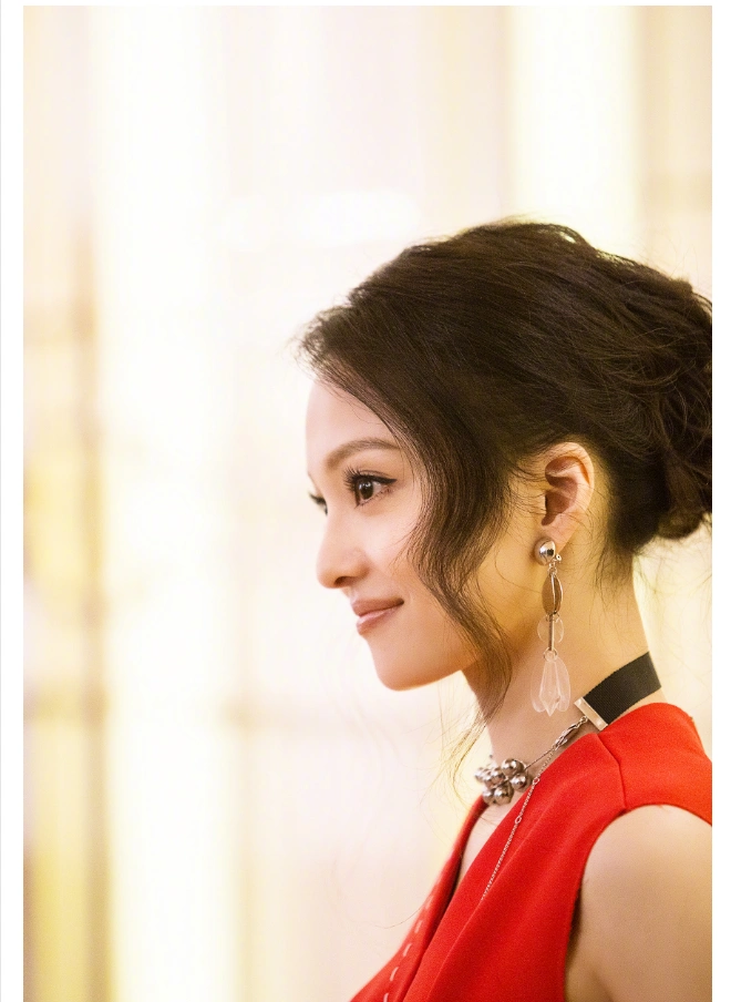 张韶涵身穿红色无袖连体裤录制歌手更显知性和温婉