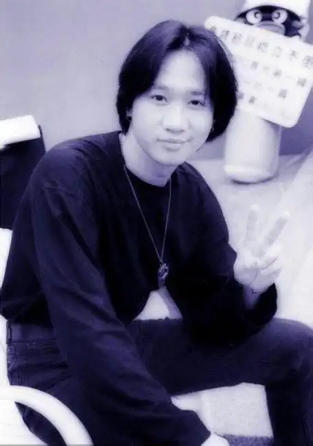 黄家驹珍贵单人照颜值和实力秒杀现在的小鲜肉