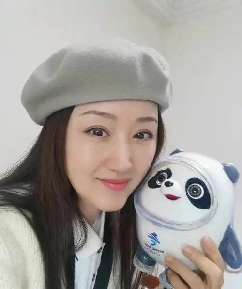 回顾52岁杨钰莹怀孕了穿紧身长裙肚子又圆又鼓孩子的父亲是谁