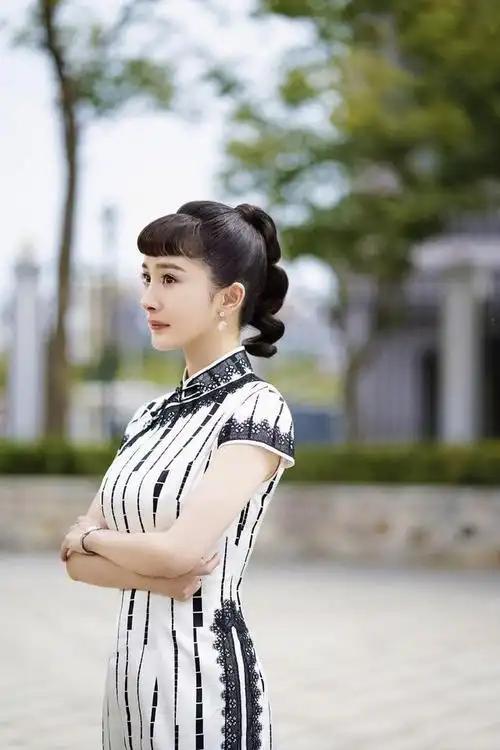 杨幂《密室》路透照曝光,"旗袍 双马尾"甜美又娇俏,好少女!