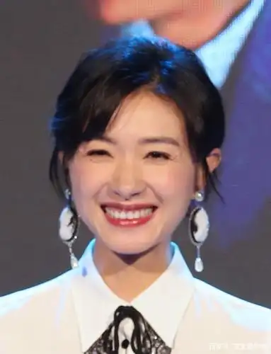 万茜,实力派女演员,颜值高,大眼睛总会随着笑容绽放到眼底!