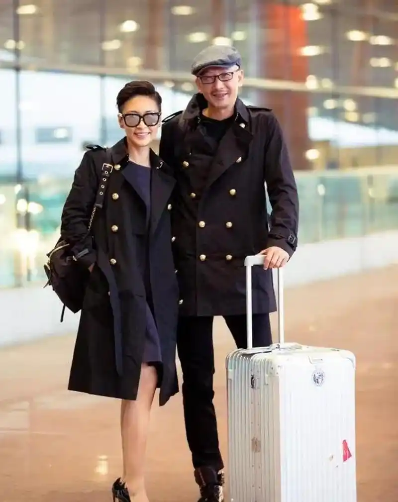 gif创作人# 梁静与管虎海边漫步,夫妻俩穿情侣装浪漫相拥,蜜意情浓.