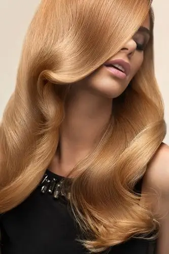 金色的头发.美丽的金发女郎,有着长长的波浪头发的画像.你好