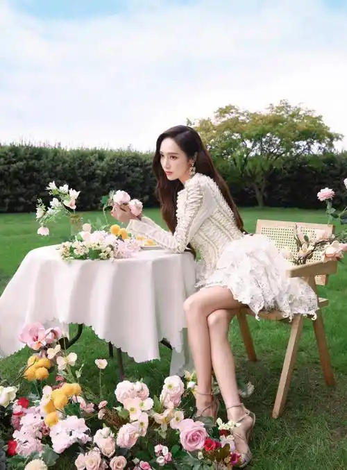 郑秀妍晒出一组夏日限定秘密花园大片,身穿白色小短裙,一双修长美腿超