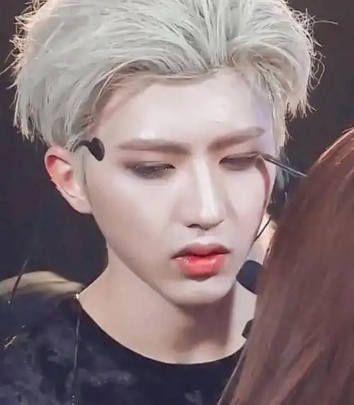 蔡徐坤究竟多man当他留起性感胡须猛男气质碾压吴京