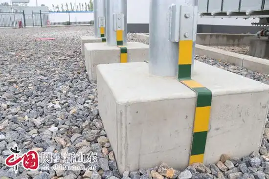 接地扁铁安装顺直,弯曲角度一致;螺栓朝向一致且紧固无松动;黄绿漆涂