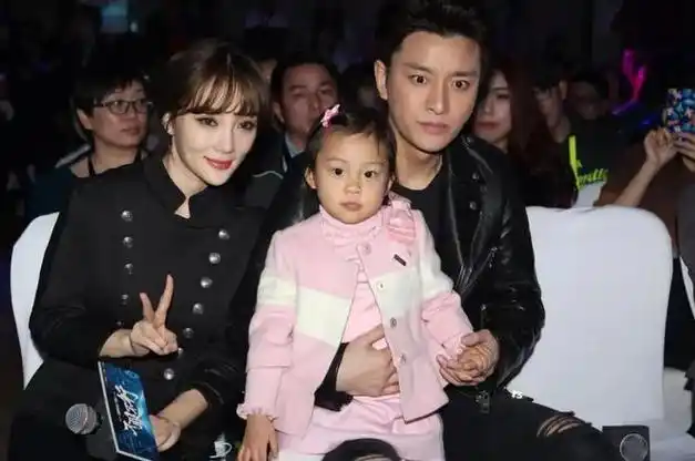 也被迫同框一起拍照,一家三口全家福其乐融融,让人一度以为贾乃亮和