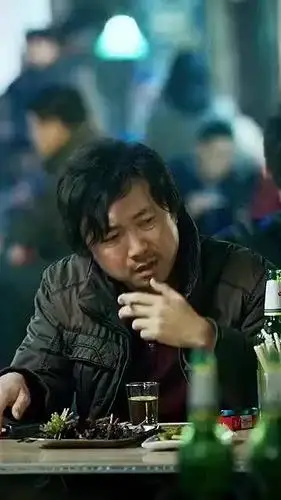 男人的苦是说不出来的新闻哥经常一个人在楼下这样喝酒