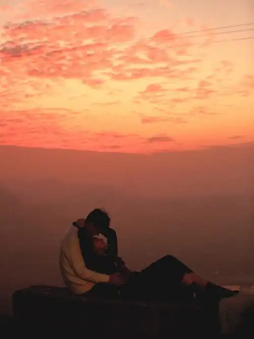 情侣拍照夕阳余晖和你执手天涯