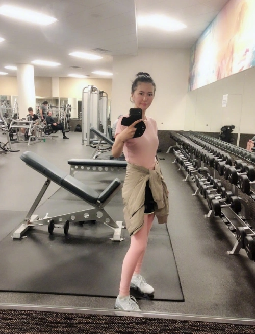 谭维维晒健身房运动美照 小腿纤细自侃就是喜欢少女粉