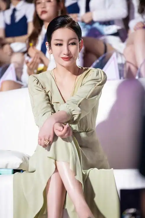 秦海璐惊艳亮相创造营成团之夜 两套造型美翻天