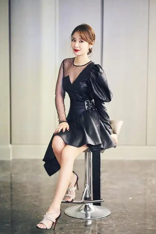 林心如这次太高调剪刘海涂红唇美得不一般穿漆皮裙变妩媚精灵