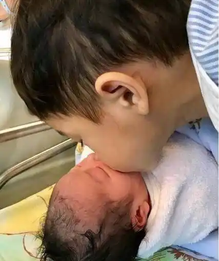 郭晶晶产后复出脸庞圆润那其他女星产后首次复出又什么样